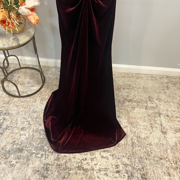 Xscape Burgundy Red Velvet Ruffled One Shoulder Maxi Formal Evening Gown Reemoly - Picture 11 of 16